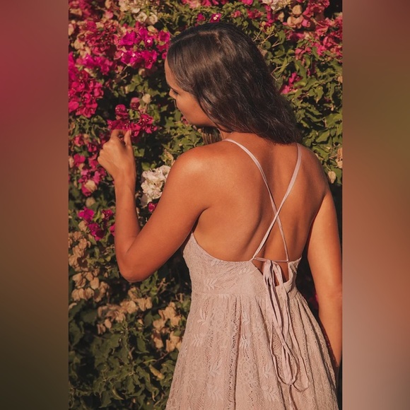 NWT Lulus Women’s Stolen Moments Dusty Pink Lace-Up Lace Maxi Dress - Medium - Picture 3 of 12